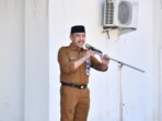 Sekda Boltim, M. Iksan Pangalima, memimpin apel kerja di halaman Kantor Bupati Bolaang Mongondow Timur, Senin, 3 November 2025. Dalam apel, ia mengingatkan ASN untuk kembali pada khitah sebagai abdi negara yang patuh pada peraturan. (Foto: Klas/ikn)