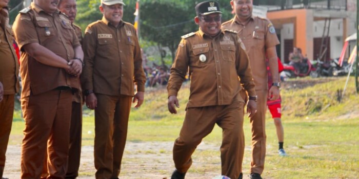 Wakil Bupati Labuhanbatu H. Jamri, ST., menendang bola secara simbolis sebagai tanda dimulainya Turnamen Mini Soccer Piala Kepala Desa Pangkatan di Lapangan Dusun Alur Naga, Desa Pangkatan, Kecamatan Pangkatan, Senin (3/11/2025) sore. Foto : Heri/ikn