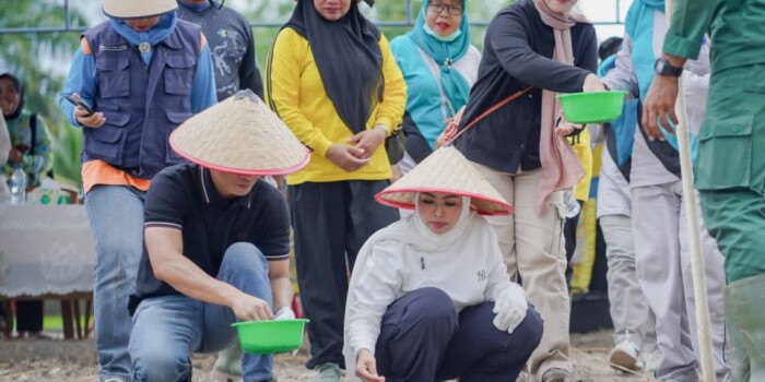 Bupati Labuhanbatu dr. Hj. Maya Hasmita, Sp.OG., MKM., menanam benih padi gogo didampingi Wakil Bupati H. Jamri, ST., dan Dandim 0209/LB Letkol Inf. Yudi Ardiyan Saputro di lahan darat Desa Cinta Makmur, Kecamatan Panai Hulu, Minggu (2/11/2025) pagi. Foto: Heri / ikn