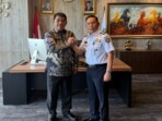 Gubernur Sulawesi Utara Yulius Selvanus Komaling bersama Kepala Bakamla RI Laksdya TNI Dr. Irvansyah usai pertemuan membahas penguatan kerja sama keamanan maritim di Jakarta, Selasa (4/10/2025). Pertemuan ini menandai langkah strategis menjaga perairan Sulut dari ancaman kejahatan lintas batas. Foto: Humas Pemprov Sulut