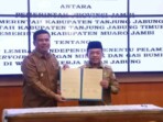 Wakil Bupati Tanjung Jabung Barat, Dr. H. Katamso, S.A., S.E., M.E., menandatangani komitmen bersama percepatan penetapan lembaga independen migas di WK Jabung dan Lemang, di Aula VIP Auditorium Rumah Dinas Gubernur Jambi, Selasa, 4 November 2025. Foto: Diskominfo Tanjab Barat