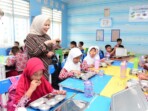 Wakil Gubernur Gorontalo Idah Syahidah Rusli Habibie mencicipi langsung menu Program Makan Bergizi Gratis di SDN 6 Tibawa, Kamis, 2 Oktober 2025. Ia menekankan pentingnya kebersihan dan keseimbangan gizi dalam setiap hidangan. (Foto: Adit/ikn)