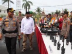 Kapolres Tanjab Barat, AKBP Agung Basuki, S.I.K., M.M., memimpin apel kesiapsiagaan menghadapi bencana hidrometeorologi di halaman Mapolres, Rabu, 5 November 2025. Kegiatan ini diikuti personel Polres dan instansi terkait, dilanjutkan dengan simulasi penanganan korban banjir dan evakuasi. Foto : Jun/ikn