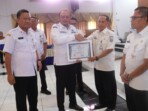Marifah menerima penghargaan sebagai Arsiparis Teladan Kota Tegal Tahun 2025 dari Wali Kota Dedy Yon Supriyono dalam kegiatan Gelar Pengawasan Kearsipan Daerah (Larwasipda) di Ruang Adipura, Balai Kota Tegal, Rabu, 5 November 2025. Foto: Agung