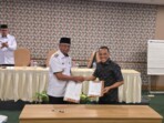 Bupati Boltim, Oskar Manoppo, bersama tim PT Tri Mitra Sehati menunjukkan dokumen MoU yang telah ditandatangani, Rabu, 5 November 2025, di Ballroom Manado Quality Hotel. Inisiatif ini menandai langkah awal peningkatan layanan hemodialisa di RSUD Pratama Boltim. (Foto: Klas/IKN)