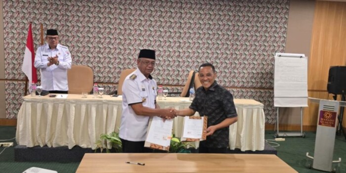Bupati Boltim, Oskar Manoppo, bersama tim PT Tri Mitra Sehati menunjukkan dokumen MoU yang telah ditandatangani, Rabu, 5 November 2025, di Ballroom Manado Quality Hotel. Inisiatif ini menandai langkah awal peningkatan layanan hemodialisa di RSUD Pratama Boltim. (Foto: Klas/IKN)