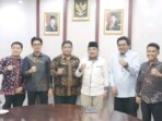 Bupati Tanjung Jabung Barat Drs. H. Anwar Sadat, M.Ag., berbincang dengan Ketua KPID Provinsi Jambi Kemas Alfajri, S.H., dalam kunjungan silaturahmi di Rumah Dinas Bupati, Kamis, 6 Oktober 2025. (Foto: Jun/ikn)