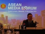 Sekjen IWO Telly Nathalia berdiskusi dengan jurnalis ASEAN lainnya di sela-sela ASEAN Media Forum ke-9, Kuala Lumpur, Kamis, 6 November 2025. Foto : Agung/ikn
