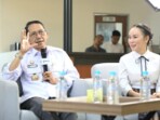 Wali Kota Batam Amsakar Achmad dan Wakil Wali Kota Li Claudia Chandra menjelaskan kondisi tandon air di Batu Merah, Jumat, 7 November 2025. Foto: Dok. Humas Pemkot Batam