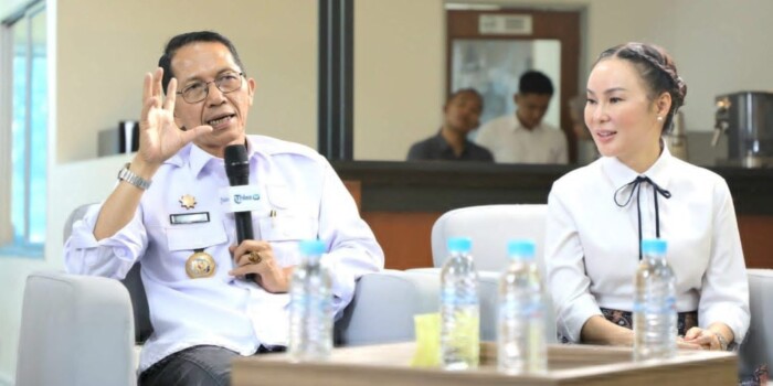 Wali Kota Batam Amsakar Achmad dan Wakil Wali Kota Li Claudia Chandra menjelaskan kondisi tandon air di Batu Merah, Jumat, 7 November 2025. Foto: Dok. Humas Pemkot Batam
