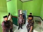 Bupati Blitar Drs. H. Rijanto, M.M (tengah), saat meninjau Rumah Syukur, di kelurahan Jingglong Jumat (07/11/2025, foto : Sony).