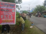 Kasat Pol PP Touna, Herlina Leonita Sandewa,SMH.M.H., saat melaksanakan Jumat bersih di Jalan Tadulako, Desa Sansarino, Kecamatan Ampana Kota, Jumat pagi, 7 November 2025. Foto: Budi Dako.