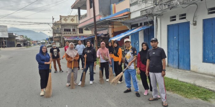 Pegawai lintas instansi di Kabupaten Tojo Una-Una bergotong royong membersihkan area pertokoan Ampana dalam kegiatan Jumat Bersih, Jumat (7/11/2025). Foto: Budi Dako.