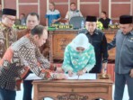 Bupati Labuhanbatu dr. Hj. Maya Hasmita, Sp.OG., MKM. menandatangani Nota Kesepakatan KUA-PPAS APBD Tahun Anggaran 2026 bersama pimpinan DPRD Labuhanbatu dalam rapat paripurna di Gedung DPRD, Jumat, 7 November 2025. Foto: Heri