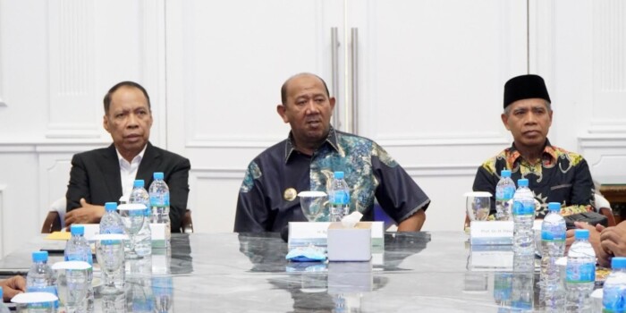 Bupati Langkat H. Syah Afandin berdialog dengan Ketua PW Muhammadiyah Sumut Prof. Dr. H. Hasyimsyah Nasution dan Rektor UMSU Prof. Dr. Agussani di Rumah Dinas Bupati Langkat, Kamis, 6 November 2025, membahas dukungan terhadap Muktamar Muhammadiyah 2027. (Nanda/ikn)