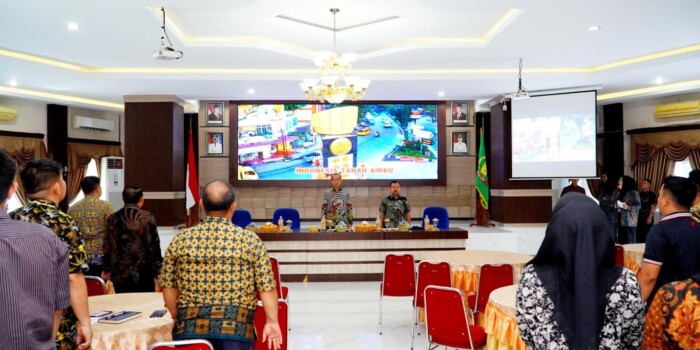 Peserta dari berbagai OPD Langkat mengikuti sesi diskusi teknis penyusunan laporan kinerja dalam Pra Evaluasi SAKIP di Ruang Pola Kantor Bupati Langkat, Kamis, 6 November 2025. (Foto: nanda/ikn)