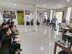 Gubernur Sulawesi Utara berdialog dengan mahasiswa asal Sulut di Aula Asrama Mahasiswa Sulut, Bandung, Jumat, 7 November 2025. Kunjungan kerja ini menjadi ajang penyampaian aspirasi dan komitmen Pemprov untuk memperkuat dukungan bagi mahasiswa perantau. Foto: Dokumentasi Humas Pemprov Sulut / 2025