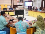 Kepala Dinas Pemuda dan Olahraga Provinsi Gorontalo, Danial Ibrahim, saat memimpin rapat persiapan Gorontalo Half Marathon (GHM) 2025 bersama Gubernur Gusnar Ismail di Rumah Jabatan Gubernur, Kamis (30/10/2025). Foto: Adit/IKN