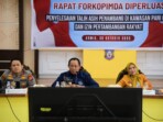 Gubernur Gorontalo, Gusnar Ismail, memimpin rapat diperluas Forkopimda Provinsi Gorontalo membahas penyelesaian tali asih penambang dan rencana pembentukan Izin Pertambangan Rakyat (IPR), di Aula Kantor Gubernur Gorontalo, Kamis (30/10/2025). Foto: Adit/IKN
