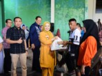 Wakil Gubernur Gorontalo, Idah Syahidah Rusli Habibie, saat menyalurkan bantuan pangan bagi warga berpenghasilan rendah di Kecamatan Limboto, Kabupaten Gorontalo, Kamis (30/10/2025). Foto: Adit/IKN