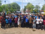 Gubernur Gorontalo, Gusnar Ismail, menyerahkan bendera kontingen kepada Ketua Kontingen POPNAS dan PEPARPENAS 2025 sebagai tanda resmi pelepasan atlet Provinsi Gorontalo di Aula Dinas Pemuda dan Olahraga, Kamis (30/10/2025). Foto: Adit/IKN
