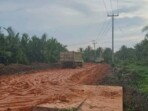 Warga Desa Sungai Dualap, Kecamatan Kuala Betara, Kabupaten Tanjung Jabung Barat, tampak melintas di ruas jalan baru yang menghubungkan Parit Deli – Sungai Dualap, Sabtu (9/11/2025). Jalan yang hampir rampung ini menjadi akses penting bagi aktivitas warga setelah bertahun-tahun terhambat kondisi jalan rusak. Foto : Jun/IKN