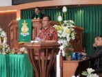 Ketua MPH SAG Sulutteng, Pdt. Jacqueline Sumilat S.Th, didampingi Ketua Umum Panitia Richard Sualang menutup secara resmi Pertemuan Raya Pembina Remaja SAG Sulutteng 2025 di GMIM Bethesda Ranotana, Manado, pada Minggu, 9 November 2025. Foto: Fik/ikn