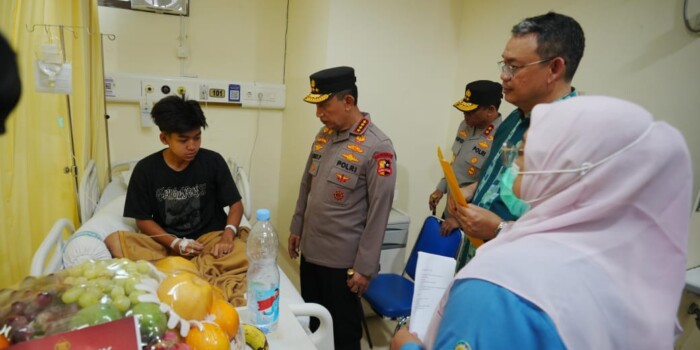 Kapolri Jenderal Polisi Listyo Sigit Prabowo berbincang dengan salah satu korban ledakan SMAN 72 Jakarta yang dirawat di RSI Cempaka Putih, Jakarta Pusat, Sabtu (8/11/2025). Dalam kunjungan tersebut, Kapolri menekankan pentingnya pendampingan psikologis bagi para korban dan keluarga. Foto : Humas polri