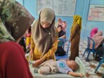 Kepala Desa Beringin Datar, Abian (tengah), bersama peserta Rembuk Stunting saat berdiskusi membahas langkah konkret pencegahan stunting di Aula Kantor Desa Beringin Datar, Kecamatan Pino, Kabupaten Bengkulu Selatan, Selasa (16/10/2025). – Foto: Fixy/ikn