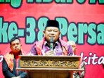 Wabup Labuhanbatu, H. Jamri, ST, menyampaikan sambutan pada peringatan HUT ke-38 Persadaan Merga Silima, di Gedung Serbaguna, Rumah Dinas Bupati, Padang Matinggi, Kecamatan Rantau Utara, Sabtu, 8 November 2025. (Foto: Heri)