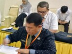 Plt. Kadishub Touna, Arman K. Tambilalo saat mengikuti seleksi terbuka (JPT) Pratama mengenakan kemeja lengan panjang hitam saat menyusun Makalah di Hotel Ananda Ampana pada Rabu 5 November 2025