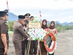 Ketua DPRD Boltim Samsudin Dama memimpin upacara tabur bunga di Pantai Desa Tombolikat Selatan, Kecamatan Tutuyan, Senin (10/11/2025), dalam rangka memperingati Hari Pahlawan. Upacara berlangsung khidmat di tepi laut yang menjadi saksi penghormatan bagi para pejuang bangsa. Foto: Klas/IKN