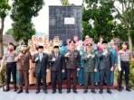 Wakil Bupati Labuhanbatu, H. Jamri, ST, memimpin penghormatan bendera dalam upacara peringatan Hari Pahlawan Nasional 2025 di Lapangan Ikabina, Rantauprapat, Senin, 10 November 2025. Upacara diikuti ASN, TNI-Polri, pelajar, dan tokoh masyarakat. Foto: (Nama Fotografer/Media)