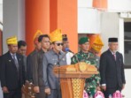 Bupati Tojo Una-Una, Ilham Lawidu, memimpin pengibaran bendera saat upacara peringatan Hari Pahlawan di halaman Kantor Bupati Touna, Senin, 10 November 2025. Foto: Budi/IKN