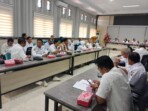 Wakil Bupati Tojo Una-Una, Hj. Surya, S.Sos., M.Si., memimpin rapat koordinasi persiapan kunjungan Gubernur Sulawesi Tengah di ruang rapat Kantor Bupati Touna, Rabu, 12 November 2025. Rapat membahas kesiapan gedung pertemuan, pasokan listrik, dan ketersediaan air bersih. (Foto: Budi Dako)