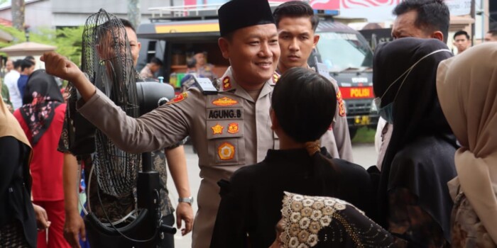 Kapolres Tanjung Jabung Barat, AKBP Agung Basuki, SIK, MM (tengah), berbincang dengan warga saat meninjau kegiatan Bakti Kesehatan dan Pengobatan Gratis di Klinik Tata Trawang Tungga, Kuala Tungkal, Kabupaten Tanjab Barat, Kamis (13 November 2025). Foto: Jun/ikn