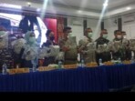 Kapolres Asahan, AKBP Revi Nurvelani, SH, SIK, MH (tengah), menunjukkan barang bukti 76 kilogram sabu hasil pengungkapan kasus narkotika di Kecamatan Silo Laut, Kabupaten Asahan, saat konferensi pers di halaman Mapolres Asahan, Selasa (11 November 2025). Foto: Rio/IKN