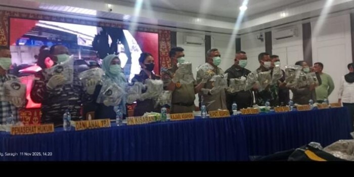 Kapolres Asahan, AKBP Revi Nurvelani, SH, SIK, MH (tengah), menunjukkan barang bukti 76 kilogram sabu hasil pengungkapan kasus narkotika di Kecamatan Silo Laut, Kabupaten Asahan, saat konferensi pers di halaman Mapolres Asahan, Selasa (11 November 2025). Foto: Rio/IKN
