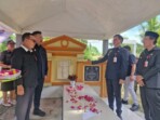 Bupati Joune Ganda dan Wakil Bupati Kevin William Lotulung menabur bunga di makam Drs Paulus Pitoy Kepel saat ziarah jelang HUT ke-22 Kabupaten Minahasa Utara, di Desa Kaima, Jumat, 14 November 2025. Photo by:Denny/IKN