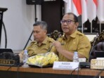 Sekretaris Daerah Provinsi Gorontalo, Sofian Ibrahim, memberikan arahan saat sosialisasi pelaksanaan asesmen ASN di Rumah Jabatan Gubernur, Selasa (4/11/2025). Kegiatan ini menjadi langkah awal penerapan sistem manajemen talenta berbasis merit untuk memastikan penempatan aparatur sesuai kompetensi dan kinerja. Foto: Adit/IKN