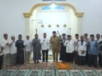 Gubernur Gorontalo, Gusnar Ismail, menghadiri buka puasa bersama Komunitas Puasa Sunah Senin Kamis (SAINS) di Masjid Al Ikhlas, Desa Titidu, Kecamatan Kwandang, Gorontalo Utara, Senin (3/11/2025). Dalam kesempatan itu, Gusnar mengapresiasi konsistensi anggota komunitas dalam menjalankan ibadah puasa sunnah sebagai bagian dari budaya hidup Islami di Gorontalo. Foto: Adit/IKN