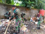 Personel Koramil 1310-04 Dimembe dipimpin Kapten Inf Stenly Andaria saat melaksanakan kerja bakti di halaman SDN Matungkas, Minahasa Utara, Sabtu, 15 November 2025. (Foto: Denny/ikn)