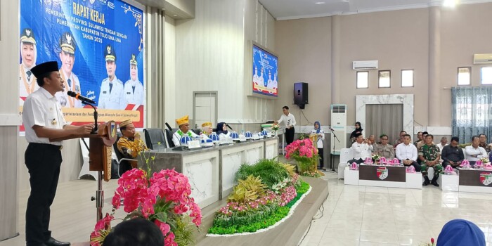 Bupati Tojo Una-Una Ilham Lawidu berbicara dalam rapat kerja bersama jajaran Pemprov Sulteng di Auditorium Kantor Bupati Touna, Jumat, 14 November 2025. Foto: Budi Dako