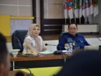 Wakil Gubernur Gorontalo, Idah Syahidah Rusli Habibie, memberikan arahan dalam rapat evaluasi Program Makan Bergizi Gratis (MBG) di Aula Rumah Jabatan Gubernur, Kamis (6/11/2025). Idah menyoroti aturan baru pembagian porsi MBG yang dinilai berpotensi berdampak pada tenaga kerja di Sentra Penyedia Pangan Gizi (SPPG) serta menekankan pentingnya percepatan sertifikasi juru masak untuk menjaga standar mutu dan keamanan pangan. Foto: Adit/IKN
