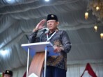 Gubernur Gorontalo, Gusnar Ismail, menutup secara resmi Perkemahan Antar Satuan Karya Pramuka (Peran Saka) Nasional 2025 di Bumi Perkemahan Bongohulawa, Sabtu (8/11/2025). Dalam sambutannya, Gusnar memuji sinergi antara Kwarda dan Kwarcab Gorontalo yang sukses menyelenggarakan kegiatan nasional ini dengan lancar dan penuh makna. Foto: Adit/IKN