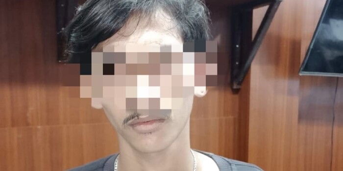 Petugas Opsnal Satreskrim Polres Tanjab Barat saat mengamankan terduga pelaku pencurian berinisial MA di Jalan Manunggal II, Kelurahan Tungkal II, Kecamatan Tungkal Ilir, Kabupaten Tanjung Jabung Barat, Jumat malam, 14 November 2025. (Foto: Jun/IKN)