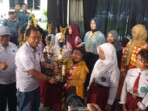 Supriadi, Ketua DPRD Kabupaten Blitar, menyerahkan hadiah kepada pemenang Lomba Video Konten Literasi Bermutu dalam Festival Literasi di Balai Desa Jatilengger, Kecamatan Ponggok, Kabupaten Blitar, Selasa, 11 November 2025. Foto: Son/IKN