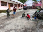 Warga, guru, dan anggota TNI Koramil 1301-04 Dimembe bergotong-royong membersihkan halaman SD Negeri Matungkas dalam persiapan penilaian Adipura, di Desa Matungkas, Kecamatan Dimembe, Minahasa Utara, Sabtu, 15 November 2025. (Foto: Denny/ikn)