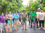 Perangkat desa dan warga Winetin melakukan pembersihan jalan dari perbatasan desa menuju permukiman, Jumat, 14 November 2025, di Desa Winetin, Kecamatan Talawaan, Minahasa Utara. (Foto: Denny/IKN)