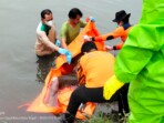 Petugas Polsek Sumurpanggang mengevakuasi jasad Tobiin alias Glopot (66) dari Kali Kemiri, Kelurahan Margadana, Kota Tegal, Minggu, 16 November 2025. Credit: Agung/TN